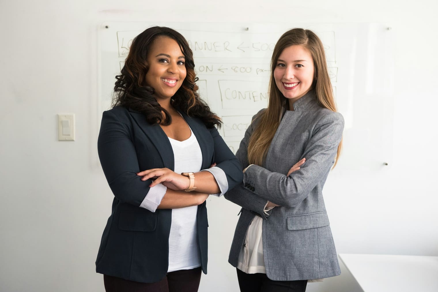 Deux femmes en tailleur dans un bureau